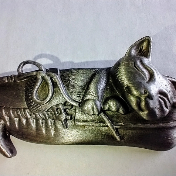 AJC sleeping cat in slipper pin pewter brooch Cat Love ❤️ - Picture 8 of 9